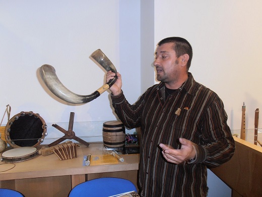 Santiago Manzano Díez y sus instrumentos musicales